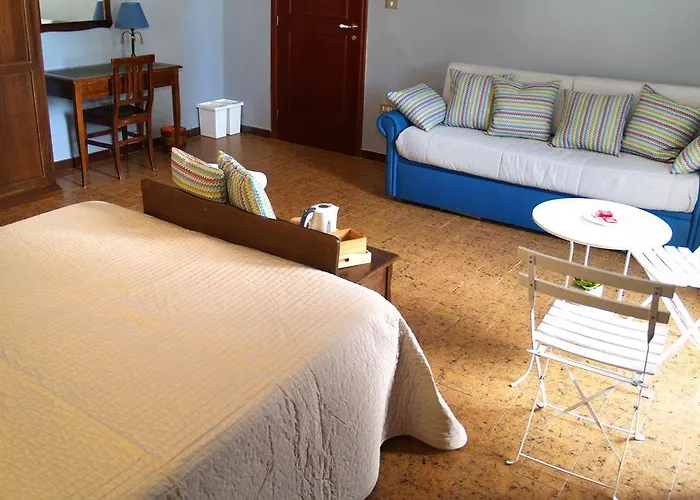 לינה וארוחת בוקר Domus Angela טרני